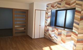 目を引く壁紙、おしゃれなデザインのお部屋